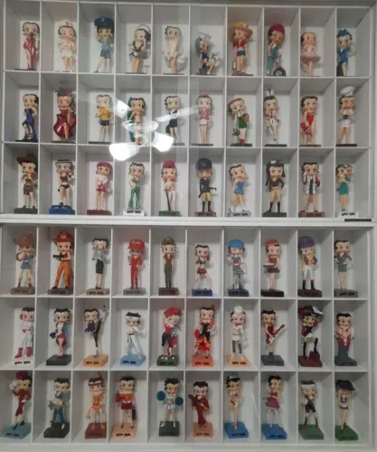 Vendo coleção de Bonecas Betty Boop com estantes expositoras<br>= NÃO ENVIO==