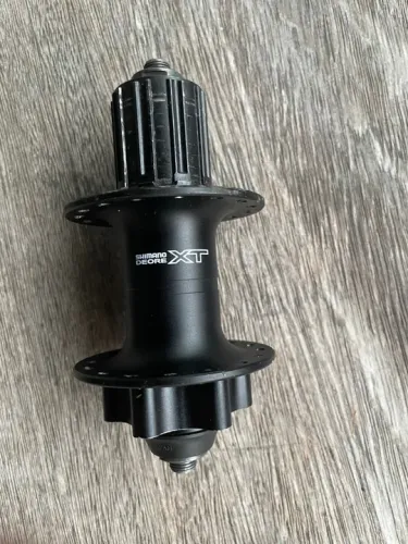 Cubo traseiro Shimano Deore XT 32 furos