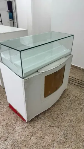 Expositor de relógio e óculos