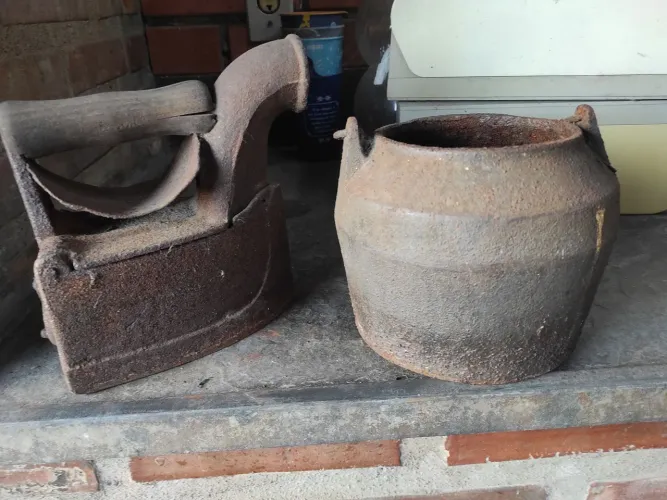 Ferro antigo a carvão e caldeirão antigo