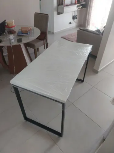 Mesa de Escritório Moderna em Branco