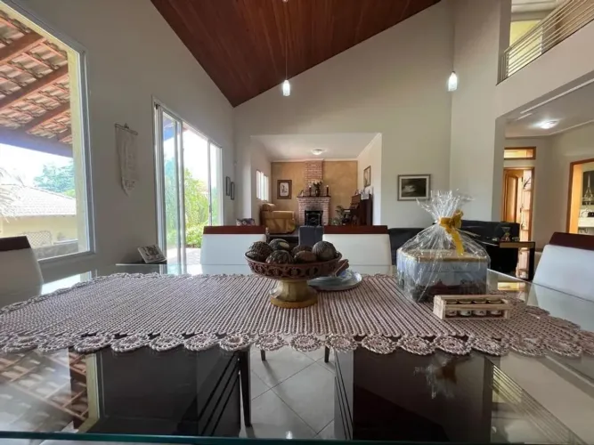 Casa para venda ou locação com 4 dormitórios em amplo terreno no Condomínio Recanto do Sal