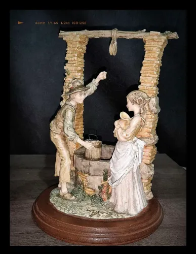 Escultura Decorativa Casal encontro na fonte ( pedra sabão)