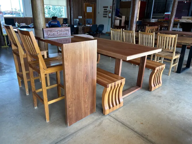 Conjunto de Mesa e Cadeiras de Madeira Maciça