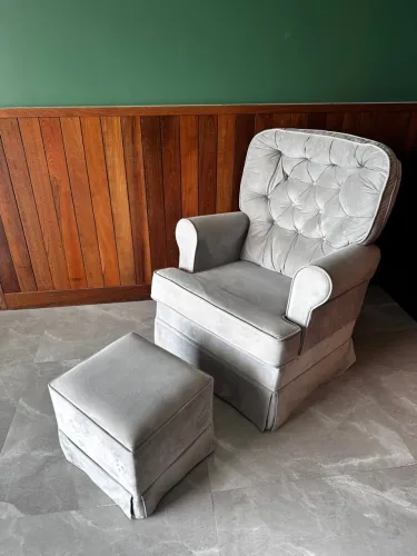 Poltrona de veludo com puff