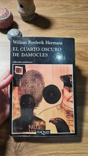 El cuarto oscuro de Damocles ? Willem Frederik Hermans. Em idioma espanhol.