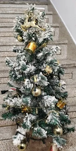Árvore de Natal Nevada Decorada com Dourado - Charme e Magia para Seu Ambiente