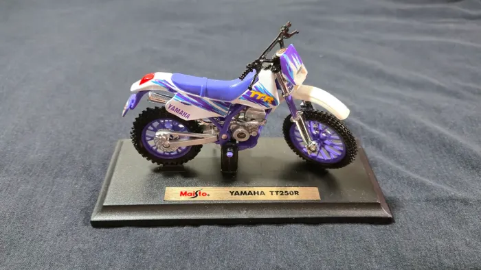 Maisto Yamaha TT250R 1:18 special edition miniatura colecionador