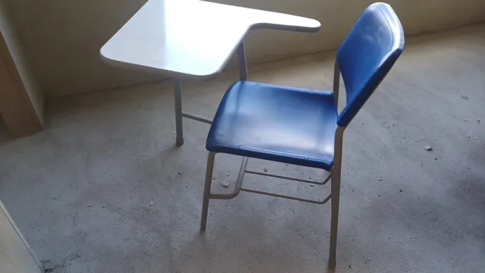 15 Cadeiras/Mesas/Carteiras escolares com prancheta. Bom estado.