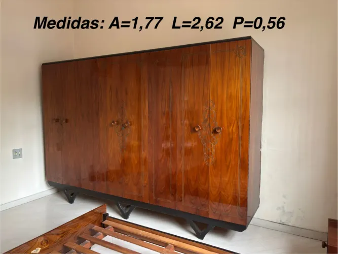 Guarda-Roupas, Vintage em Madeira - Peça Rara e Atemporal