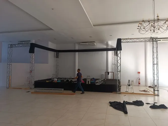 Grindi. Estruturas para festas.