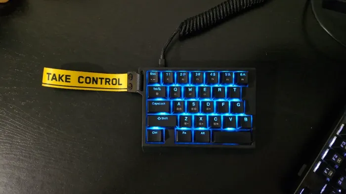 Teclado magnetico HE30.  Uma mão 