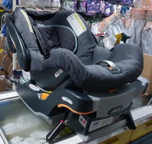 Conjunto carrinho + bebê Conforto Bravo com base para carro da Chicco