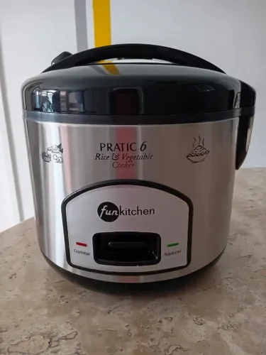 Panela elétrica de arroz e legumes