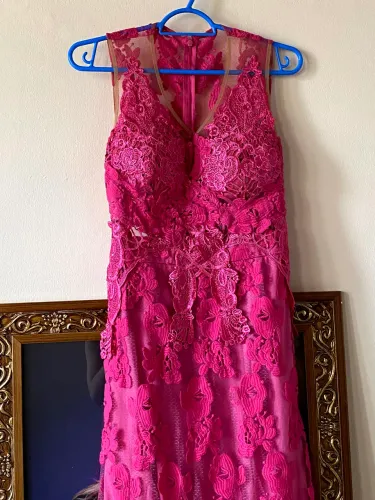Vestido longo de festa rosa bordado