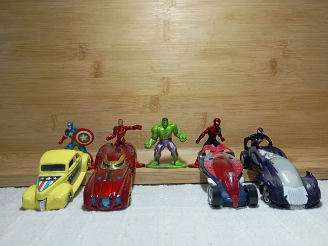 Coleção Marvel Nanometalfigs + Hotwheels