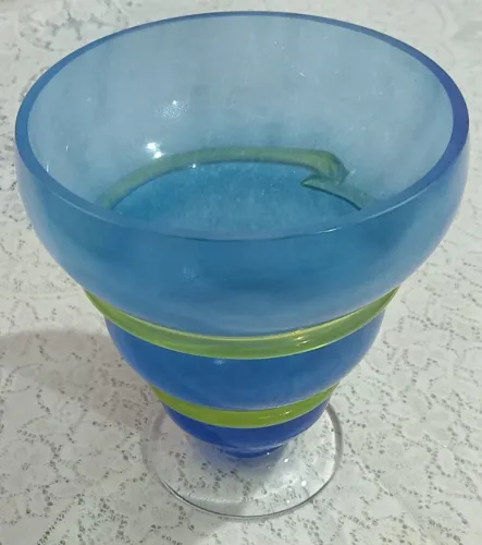 VASO DE VIDRO DECORATIVO E ESTILIZADO AZUL E AMARELO