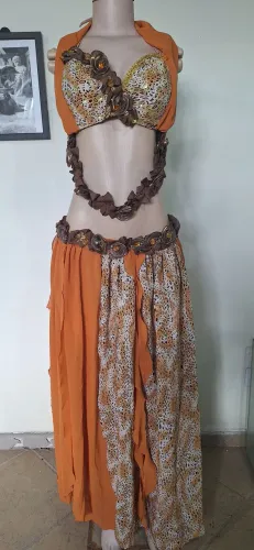 Figurino de dança do ventre laranja com estampa de leopardo