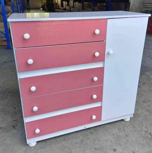 "Organização com Charme: Cômoda Zaqueu 4 Gavetas, Sapateira e Puxadores de Bolinha - Sofis