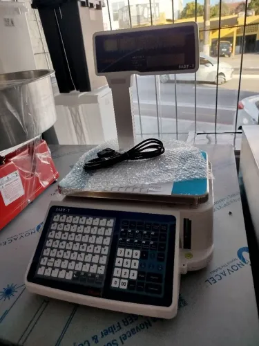 R1 Balança digital com etiquetadora integrada BA37 Urano