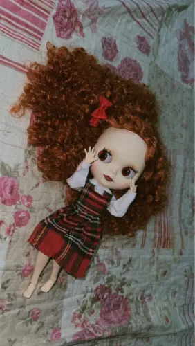 Boneca Blythe com cabelo cacheado ruivo e roupa xadrez