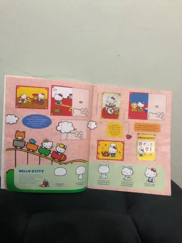 Álbum de figurinhas Hello Kitty (incompleto)