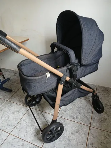 Carrinho de bebê seminovo Galzerano