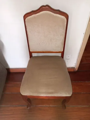 Linda cadeira de madeira