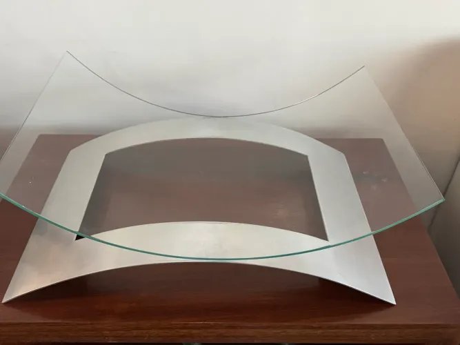 Centro de mesa moderno de vidro e metal escovado
