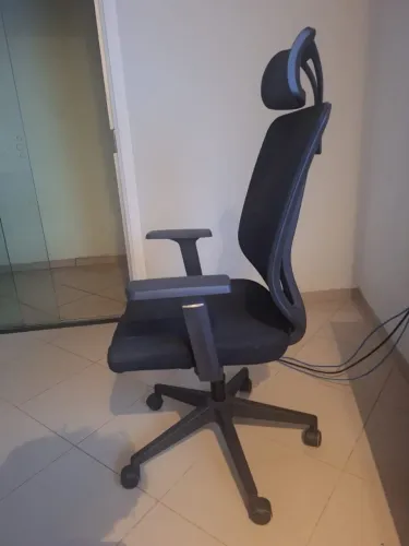 Cadeira Gamer/Escritório Ergonômica com Encosto em Tela e Apoio de Cabeça - Preta
