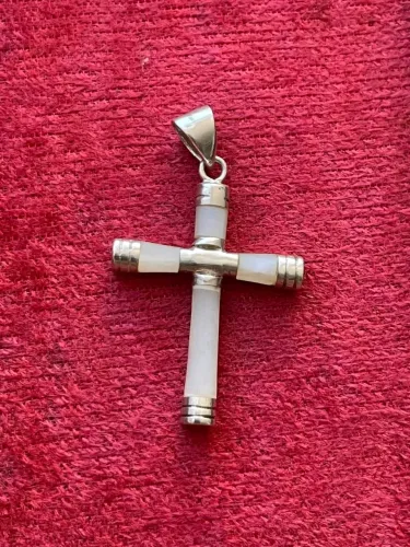 LINDA CRUZ DE PRATA E MADREPÉROLA