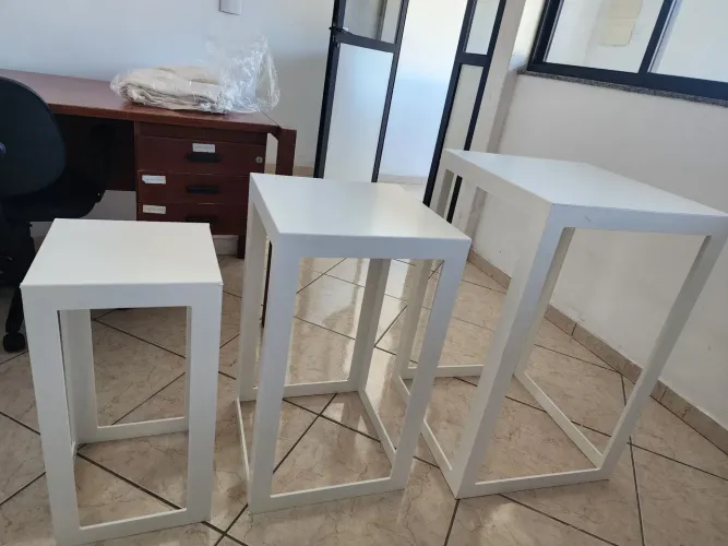 Mesas vazadas pintadas de branco