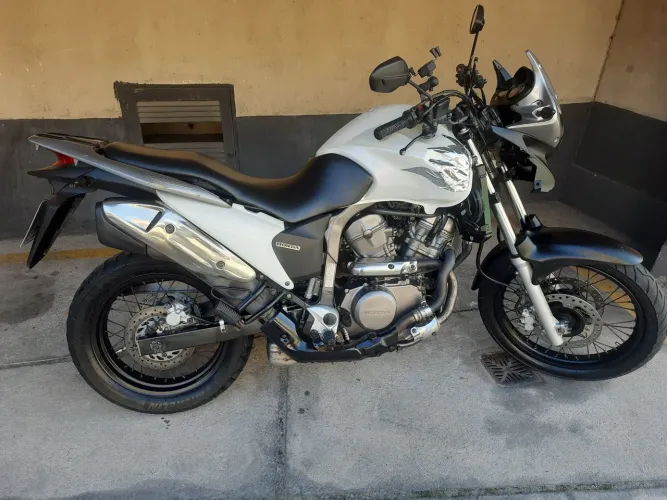 Vendo honda transalper 700cc. 