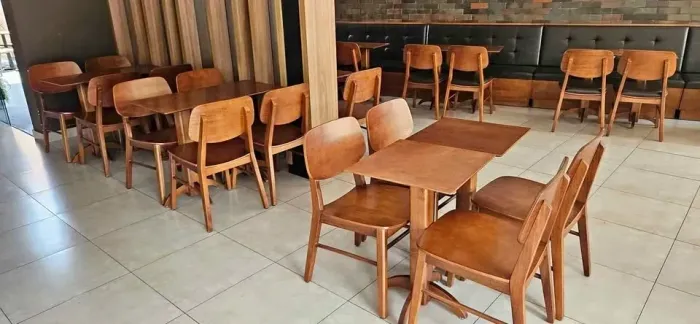 Mesa madeira tamanho 50x50 as cadeiras já foram vendidas ainda tenho 12 mesas 