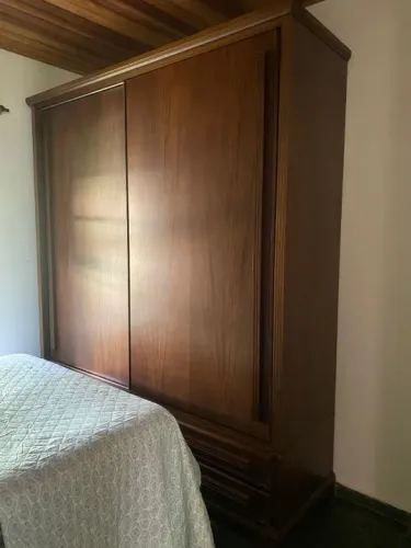Vendo ou Troco Guarda-roupa de Madeira Maciça