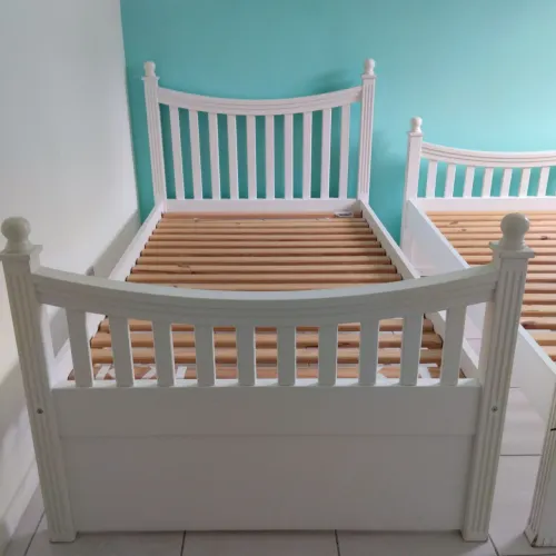Cama infantil de madeira branca