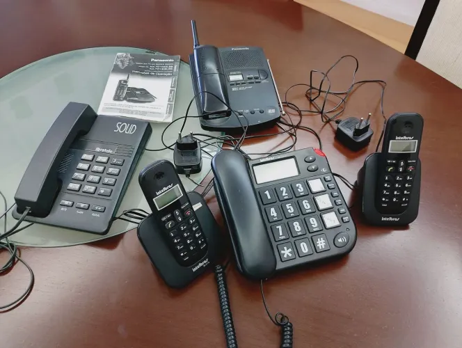 Conjunto de telefones. Fixo, sem fio e secretária eletrônica 
