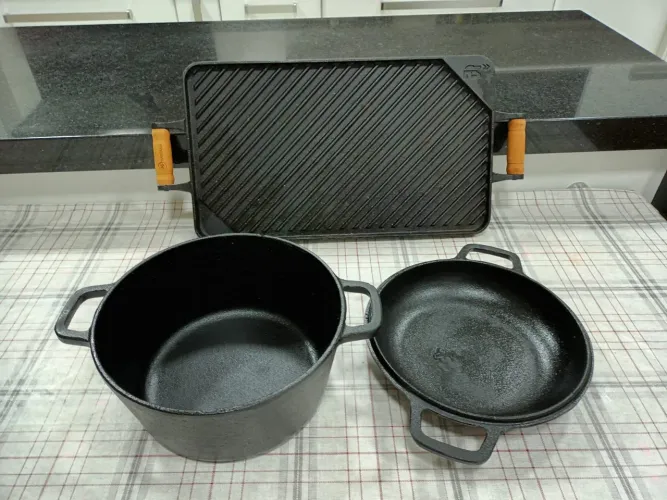 Conjunto de panelas e grelha de ferro fundido