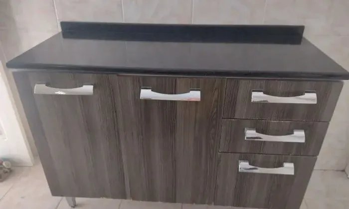 Vendo balcão p cozinha com 2 portas e 3 gavetas bem conservado 