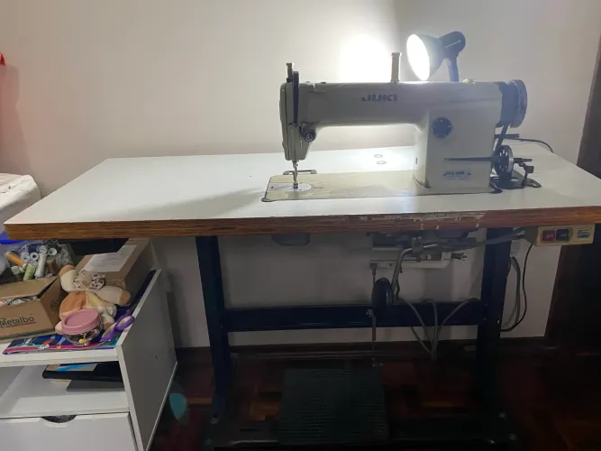 Máquina de costura reta industrial Juki usada
