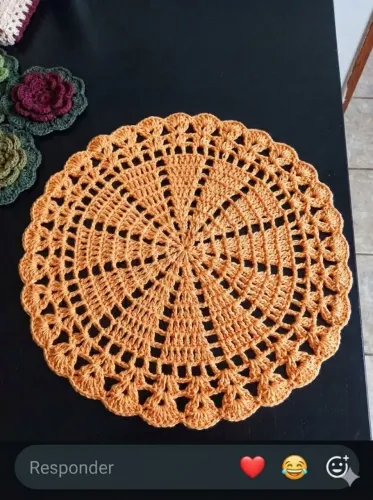 Sousplat de crochê medindo 38 cm