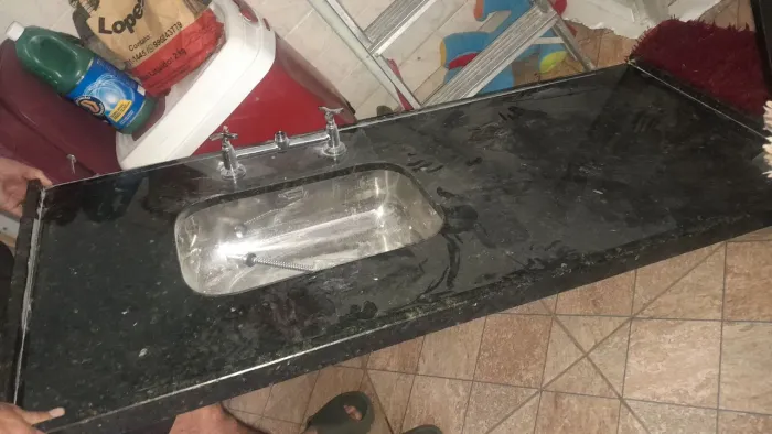 Pia com cuba de inox e torneira misturador