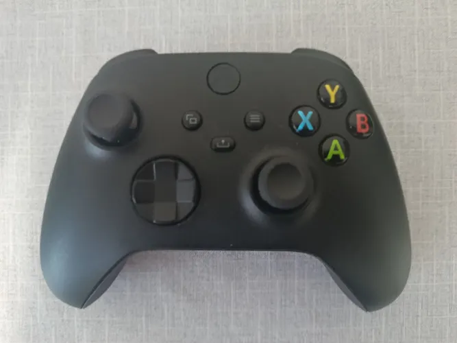 Xbox one s 360 GB e um controle Xbox séries X, cabo HDMI e cabo de força 