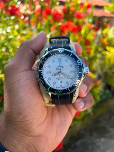 Omega fundo Branco