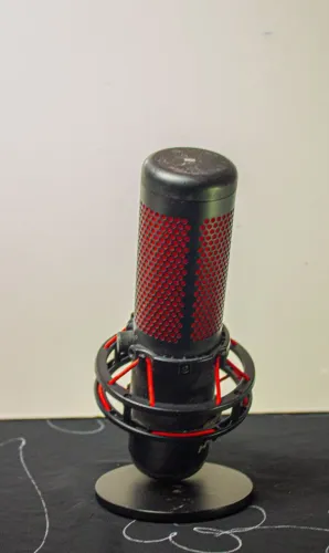 Vendo microfone HYPERX QUADCAST VERMELHO+ suporte microfone ( com algumas peças faltando)