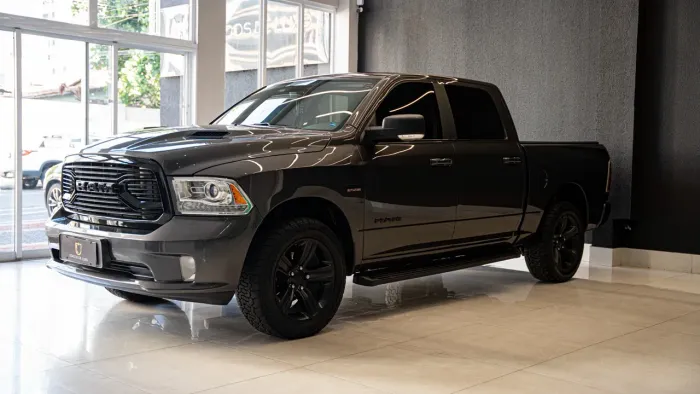 Ram Classic Laramie 5.7 V8 16V Gasolina 4X4 Aut. 2022