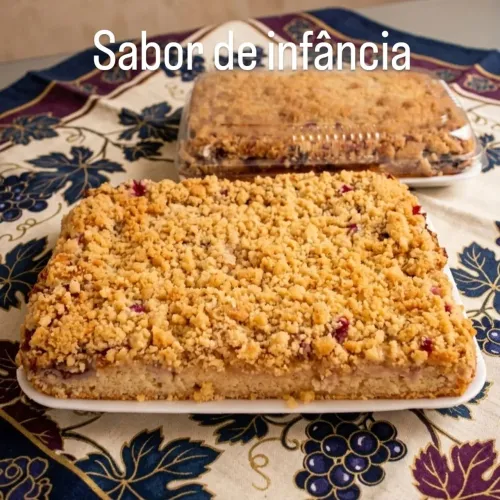 Cuca de Uvas Pretas artesanal com farofa 