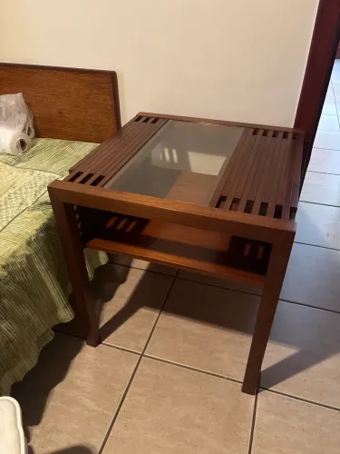 Mesa Lateral de Cabeceira em Madeira com Vidro