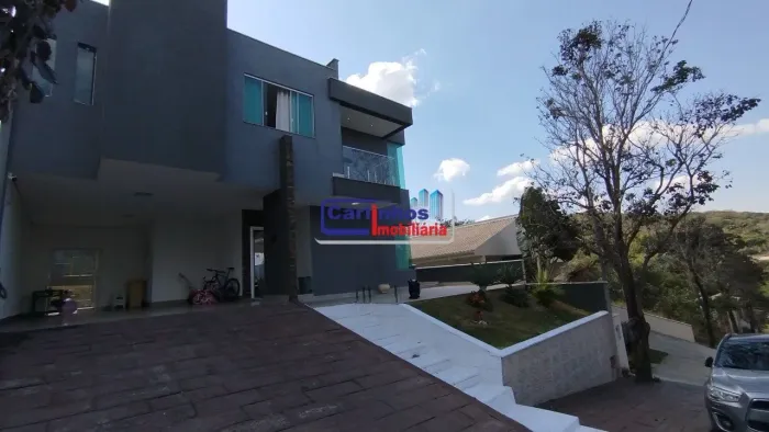 Residência de Alto Padrão com 3 Dormitórios, Suíte com Hidromassagem - Condomínio Ouro Ver