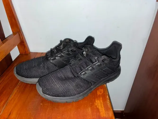 Tênis Adidas preto BR 41 - pouco uso